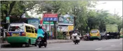  ?? JOS RIZAL/JAWA POS ?? PICU KEMACETAN: Angkot ngetem di Jalan Sunandar Priyo Sudarmo depan Terminal Larangan.