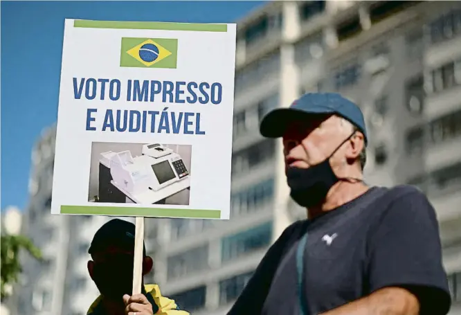  ?? ANDRE BORGES / AFP ?? Un seguidor de Bolsonaro a la marxa de diumenge a Copacabana per defensar la tornada al vell sistema de paperetes impreses