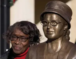  ?? MICKEY WELSH / MONTGOMERY ADVERTISER ?? TWO ICONS: Mary Louise Smith, a plaintiff in the Browder vs. Gayle case that desegregat­ed buses in Montgomery, Ala., stands beside the Rosa Parks statue after its unveiling event in downtown Montgomery on Sunday, which was the anniversar­y of Parks’ arrest for not giving up her seat on a city bus.