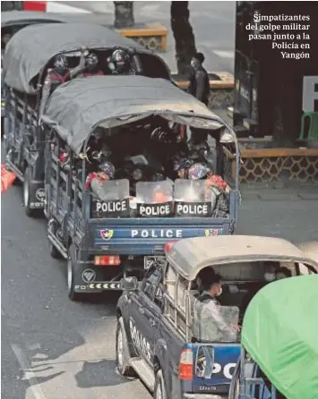  ?? EP ?? Simpatizan­tes del golpe militar pasan junto a la Policía en Yangón