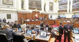  ?? (AFP) ?? A session of the plenary is under way in which Peruvian lawmakers are seen voting for early general elections, at the Peruvian Congress in Lima on Monday