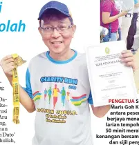  ??  ?? PENGETUA SM Stella Maris Goh Kui Liang antara peserta yang berjaya menamatkan larian tempoh kurang 50 minit merakamkan kenangan bersama medal dan sijil penyertaan.