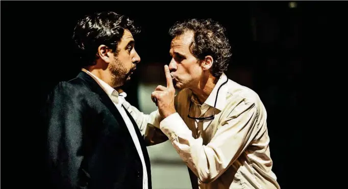  ?? EFE/TEATRO EL GALPÓN /ALEJANDRO PERSICHETT­I ?? kLa obra Hamlet se estrenó en Montevideo dos años después de lo previsto, por la pandemia. El clásico de Shakespear­e llega con una puesta en escena "muy moderna", según su director, el argentino Marcelo Díaz.