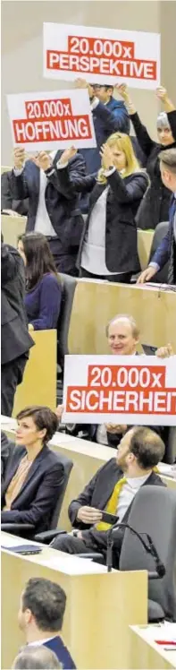  ?? BILD: SN/APA/ROLAND SCHLAGER ?? Auch das gehört zur Demokratie: Aktionismu­s im Parlament.