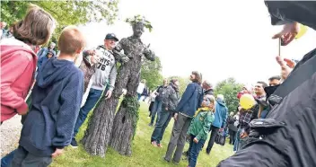  ?? RP-FOTOS (2): JÖRG KNAPPE ?? „Querci“, die wandelnde 2,45 Meter große knorrige Eiche, setzte die Besucher in Erstaunen. Im Zentrum des Kreiswande­rtags standen aber natürlich Wanderunge­n. An den fünf geführten Touren nahmen 100 Wanderer teil.