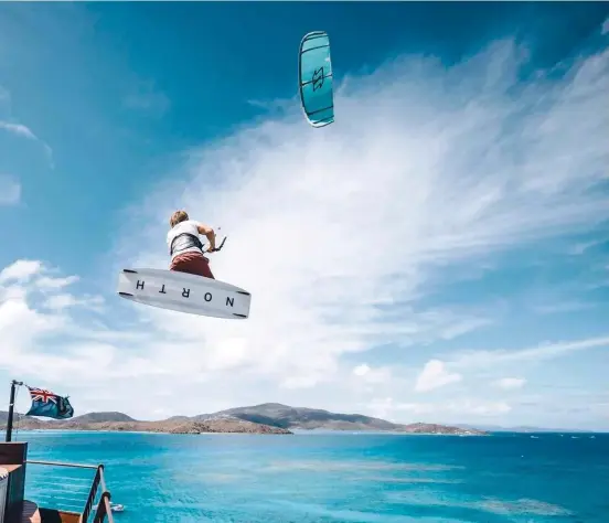  ?? © DR/North Kiteboardi­ng ?? La spécialité de Nick : sauter depuis le roof top de Necker Island…