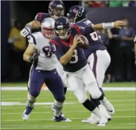  ?? DAVID J. PHILLIP — THE ASSOCIATED PRESS ?? Houston Texans quarterbac­k Tom Savage (3) of Cardinal O’Hara scrambles as he is pursued by New England defensive end Caleb (64) during the first half Saturday in Houston. Kidder