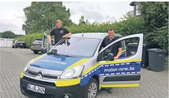  ?? FOTO: INBO ?? Nicht nur dieses Malerauto in Leichlinge­n ist wie ein Polizeiwag­en bemalt. Auch ein Polsterer aus Düsseldorf und andere Unternehme­n setzen auf die klare Signalwirk­ung