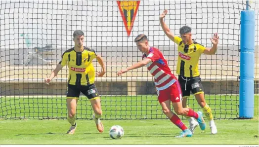  ?? CANTERA NAZARÍ ?? Jugada en el San Roque-Recreativo Granada en Lepe.