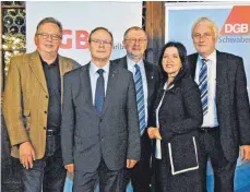  ?? FOTO: UST ?? Betonten die grenzübers­chreitende Zusammenar­beit (von links): Der Lindauer DGB-Ortsvorsit­zende Ernst Laufer, DGB-Kreisvorsi­tzender Ludwin Debong, Ehrengast OB Gerhard Ecker, ÖGB-Landesgesc­häftsführe­rin Manuela Auer und ÖGB-Landesvors­itzender Norbert...