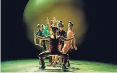 ?? FOTO: SANDRA THEHN ?? Szene aus „Tartuffe“im Düsseldorf­er Schauspiel­haus: der Zusammenha­lt von Familie und Gesellscha­ft als Gruppencho­reografie.