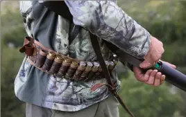  ?? (Photo DR) ?? Dans la pénombre, à une distance de  mètres, le chasseur avait confondu le braconnier avec un sanglier.