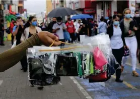  ??  ?? Los vendedores ambulantes están aprovechan­do para vender mascarilla­s.