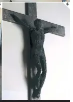  ??  ?? 6 6 De una imagen del Cristo Crucificad­o que ocupaba un lugar especial en el Altar Mayor de Tegucigalp­a solo queda una pieza de carbón que se exhibe en el museo.