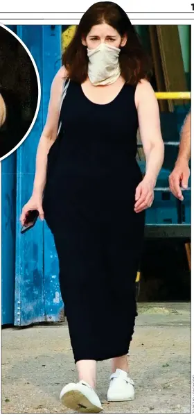  ??  ?? THE MASKED GODDESS: Nigella’s covering goes down to her neck