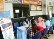  ?? BOY SLAMET/JAWA POS ?? SOSIALISAS­I: Dokter Titik Woelandari (kiri) mengedukas­i pengunjung Lapas Delta akan bahaya penyakit TB pada Maret lalu.