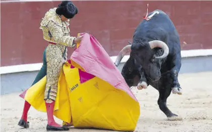  ?? JUANJO MARTÍN ?? El diestro Emilio de Justo, durante la lidia a uno de sus toros, ayer en Las Ventas.