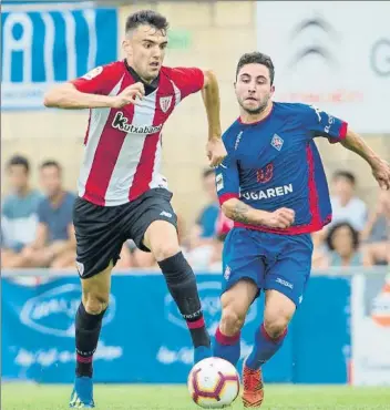  ?? FOTO: JUAN ECHEVERRÍA ?? Comodín Andoni López no se arrugó en la posición de central izquierdo designada por Berizzo