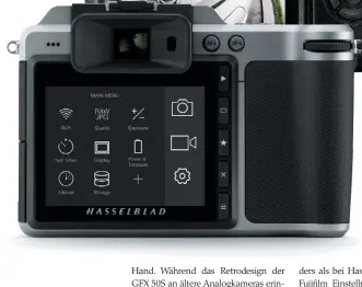  ??  ?? Einblick Während die Hasselblad einen fest eingebaute­n elektronis­chen Sucher hat, kann der Fujifilm-Sucher auf den Blitzschuh gesteckt werden.