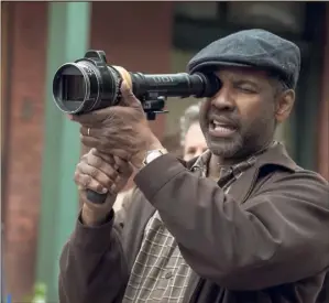  ??  ?? Pour Denzel Washington, lors d’un tournage, « tout doit être authentiqu­e. Si l’horloge murale indique qu’il est 14 h 30, alors votre montre doit aussi afficher 14 h 30, qu’on la voie ou pas ».