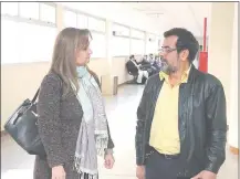  ??  ?? La abogada Rosa Vachetta conversa con su cliente Rubén Figueredo tras la suspensión del juicio.