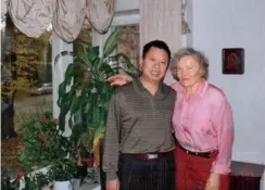  ??  ?? En 2006, le docteur Cai Changjin en photo avec une patiente suédoise âgée de 80 ans