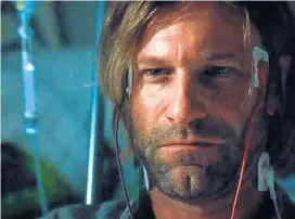  ??  ?? La reencarnac­ión. Aaron Eckhart es un exorcista en silla de ruedas.