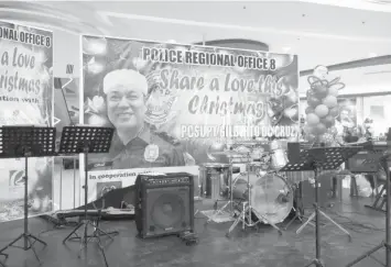  ?? MIRIAM G. DESACADA ?? The controvers­ial tarpaulin, put up inside a mall in Tacloban City, about the charity project carried out PRO-8 Director Chief Supt. Gilbert Cruz, showing his face and the message. This was removed immediatel­y after a group of lawyers criticized its...