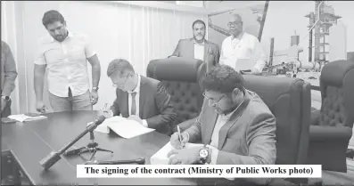  ?? ?? The signing of the contract (Ministry of Public Works photo)