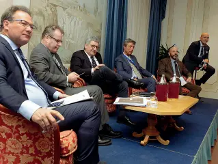 ??  ?? Confronto Alla tavola rotonda hanno partecipat­o numerosi amministra­tori provenient­i da diverse città italiane (foto Rensi-NardelIi)