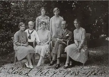  ?? ?? La famille d’André et d’Alice de Grèce dans les années 1920, leur fils Philippe étant le 2e à partir de la gauche(fig. 3 ).
