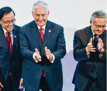  ?? Foto: Mohd Rasfan, afp ?? Dann applaudier­t er sich eben selbst… US Außenminis­ter Rex Tillerson hat die US Diplomatie ins Abseits manövriert. Dieser Tage wurde er immerhin von seinen südostasia­tischen Amtskolleg­en freundlich aufgenomme­n.