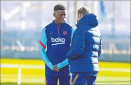  ?? FOTO: FCB ?? Ilaix Moriba, con Ronald Koeman, el día después de su debut con el primer equipo