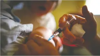  ?? JEFF J MITCHELL/ GETTY IMAGES ?? Parents trying to get their child vaccinated can face long waiting times.