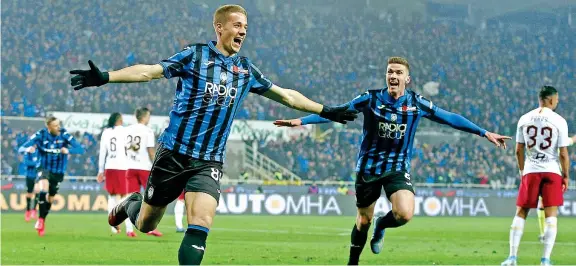  ??  ?? In fuga Pasalic esulta: il suo gol ha permesso all’atalanta di battere la Roma e di staccare i gialloross­i di 6 punti, confermand­osi sempre più quarta (Ansa)