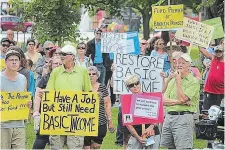  ?? BILL HODGINS METROLAND FILE PHOTO ?? Supporters of Ontario’s basic income program gather in Lindsay in 2018 to protest the provincial government’s cancellati­on of the project.