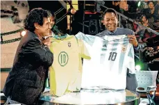  ?? /EFE. ?? Maradona y ‘Pelé’ intercambi­aron camisetas en 2005, en el programa ‘La Noche del 10’, en Buenos Aires.