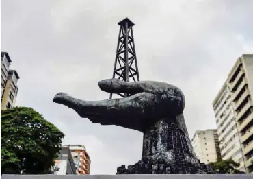  ?? Foto: AFP/Luis Robayo ?? Denkmal für die Rückerober­ung des nationalen Ölerbes Venezuelas in Caracas