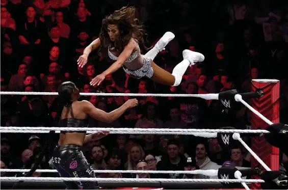  ?? (BOSTON, 6 MARS 2023/CHARLES KRUPA/AP PHOTO) ?? Les catcheuses Bianca Belair (à gauche) et Carmella lors d’un show WWE Monday Night RAW. Ces événements seront retransmis en direct par Netflix dès 2025.