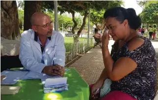  ??  ?? En todas las misiones en las que ha estado Rigoberto se incluyó la atención de los pacientes fuera de los hospitales para llegar a la mayor cantidad de pobladores. | foto: Cortesía del entrevista­do