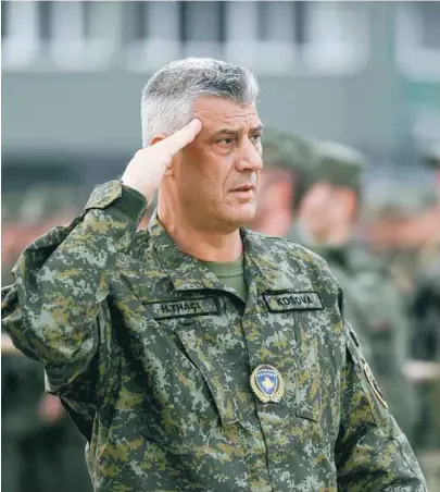  ?? / AFP ?? El presidente de Kosovo, Hashim Thaci, durante una revista militar en Pristina, 2018.