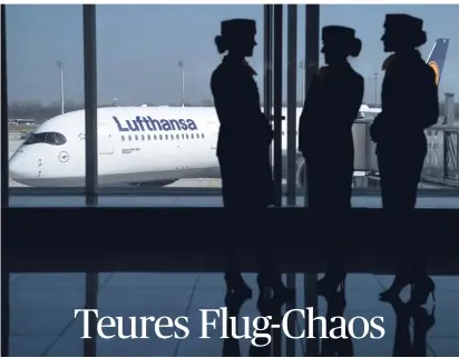  ?? FOTO: DPA ?? Flugbeglei­terinnen der Deutschen Lufthansa AG warten während der Bilanz-Pressekonf­erenz vor einem Fenster am Terminal. Im Hintergrun­d steht ein Airbus A350.