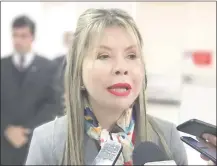  ??  ?? Teresita Palacios, presidenta de Conatel, firmó ayer las adjudicaci­ones, en el último día de su administra­ción.