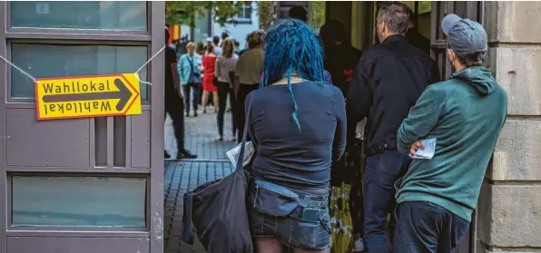  ?? Foto: Georg Hilgemann, dpa ?? Lange Schlangen vor Wahllokale­n und viel Improvisat­ion: In Berlin verlief die Wahl teilweise ungeordnet und chaotisch.