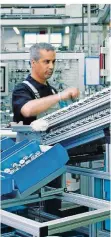  ??  ?? Seit 50 Jahren produziere­n Mitarbeite­r in Rohrbach Druckluftz­ylinder.