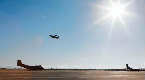  ?? Archivfoto: Julian Leitenstor­fer ?? Auch wenn im Herbst vorerst die letzten Flugzeuge in Penzing starten und landen werden, lehnt die Bundeswehr den Bau von Windrädern im Westerholz unweit des Fliegerhor­stes ab.