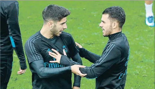  ?? KIKO HUESCA / EFE ?? Marco Asensio y Dani Ceballos, dos jóvenes valores que esperan su oportunida­d, durante el entrenamie­nto de ayer