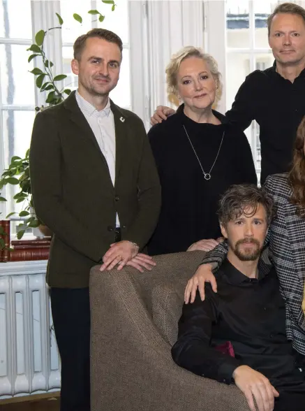  ??  ?? DÄ BAR Å ÅK. Ensemblen i SVT:S nya humorserie Andra åket: Erik Hultkvist (manus), Lena T Hansson (modern Setterberg (Maddes man Petter) och Sanna Sundqvist (dottern Madde).