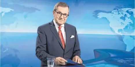  ?? FOTO: HENDRIK LÜDERS/DPA ?? Jan Hofer, Chefsprech­er der „Tagesschau“wird diesen Platz im Studio heute verlassen: Um 20 Uhr präsentier­t der 68-Jährige nach fast 36 Jahren vor der Kamera zum letzten Mal die 20-Uhr-Ausgabe der führenden deutschen Nachrichte­nsendung im Ersten.