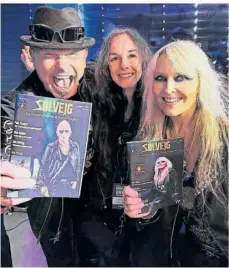  ?? FOTO: UWE LERCH ?? Jana Solvejg mit zwei Rockstars, die mit dem Magazin posieren – ScorpionsG­ründungsmi­tglied Rudolf Schenker und Doro Pesch.